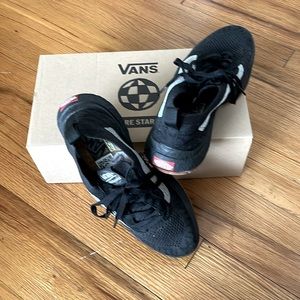 Men’s black vans tennis shoe